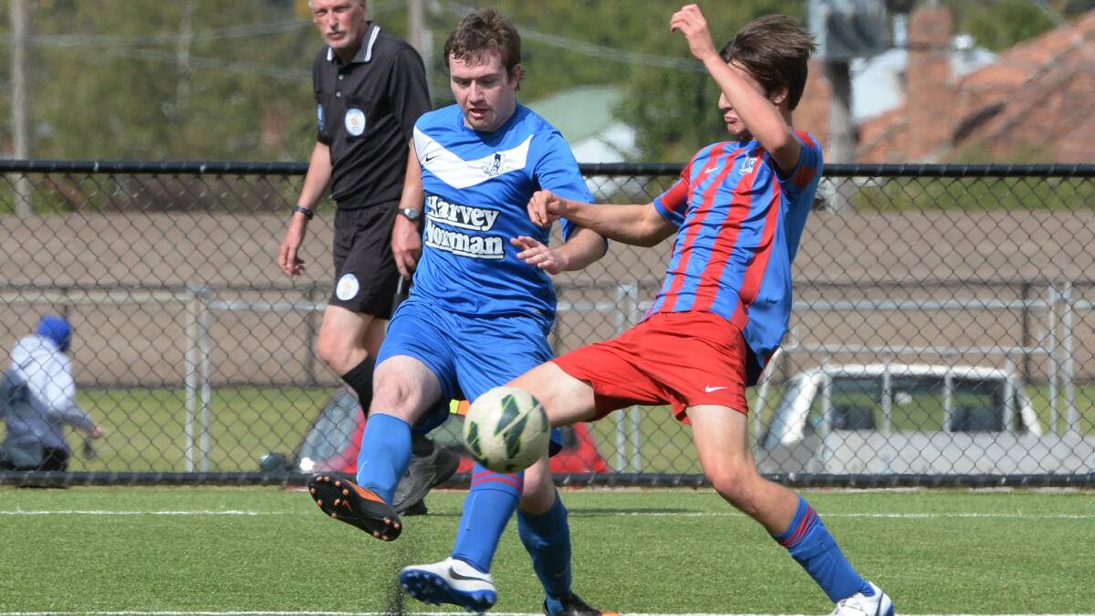 Lee Sharples, of Warrnambool, and Ben Lembo, of Vic Park, fight for the ball in the opening round of the BDSA’s men’s division one.