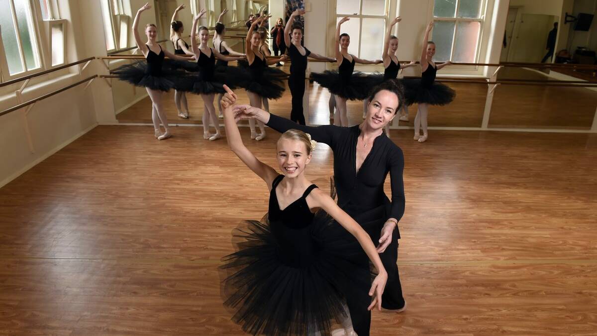 Lucinda Dunn from the Australian Ballet Company with Jemima Robson 13, and students from Dance School of Distinction.