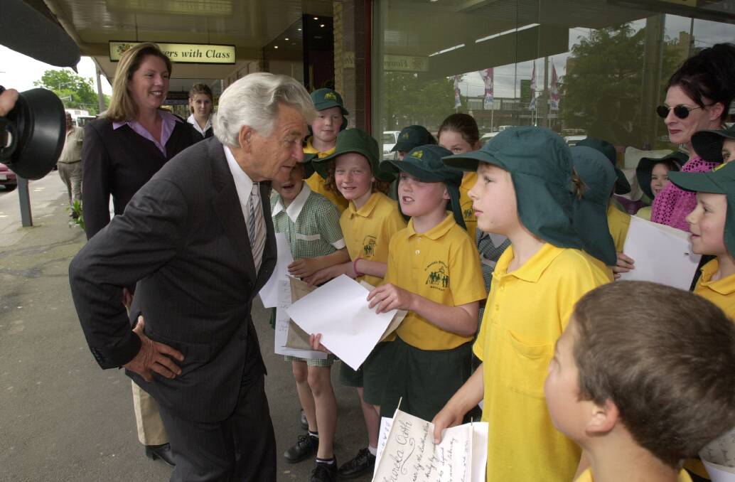 Catherine King with a visiting Bob Hawke in Sturt Street in 2001.