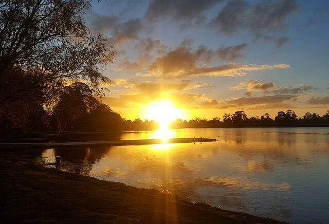 PIC OF THE DAY: @wendycook26 "Stunning sunset at Lake Wendouree tonight with @franklygab"