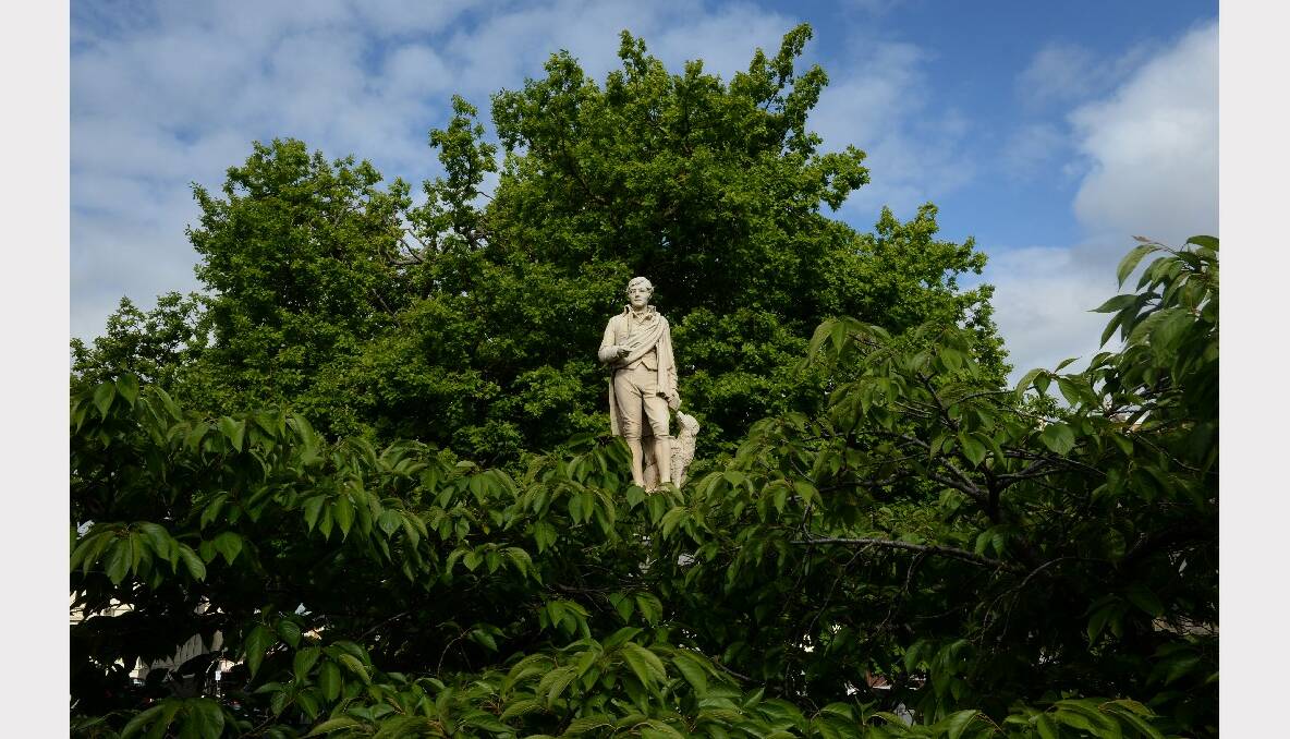 Sturt & Lydiard St Statue - Robbie Burns - Scottish poet. Loafers tree. unveiled on 21 April 1897 by local Scot, Thomas Stoddart.