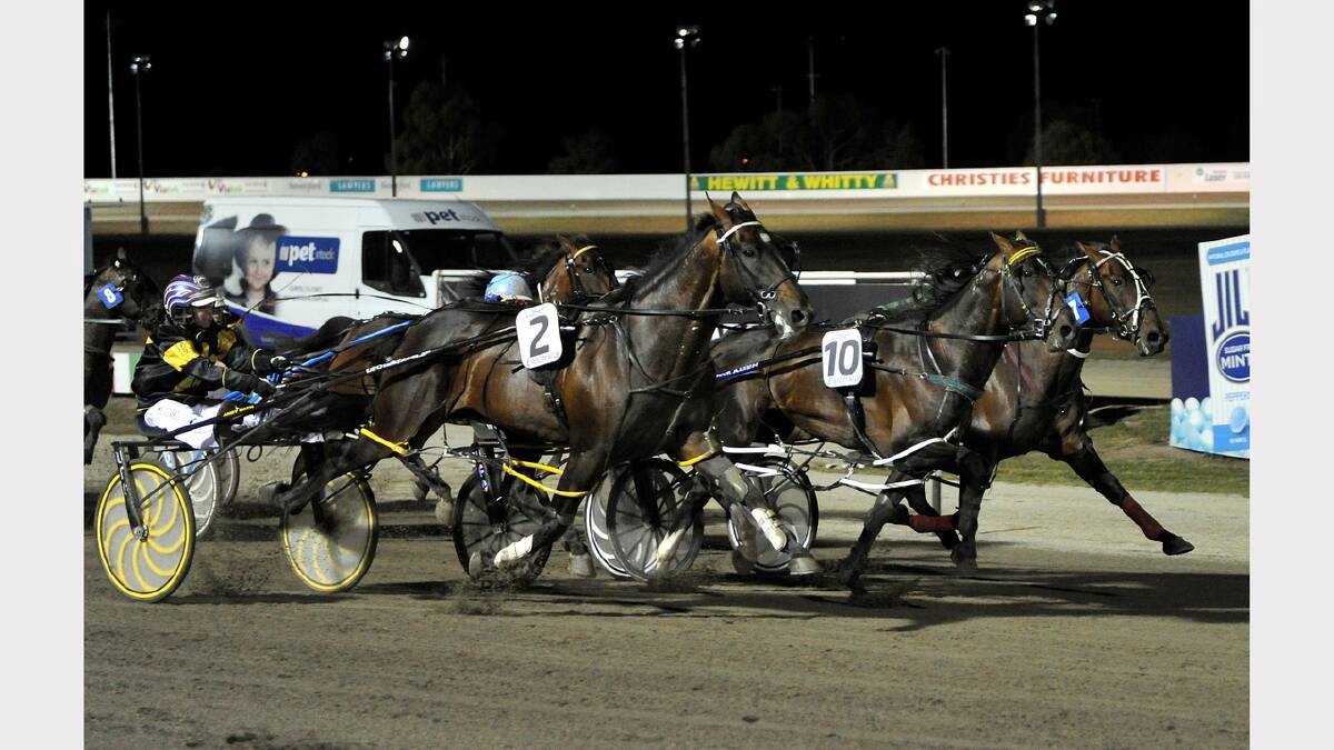 Restrepo (10) edges out Christen Me (inside) and Caribbean Blaster (2) in Ballarat Pacing Cup. Photo: Jeremy Bannister