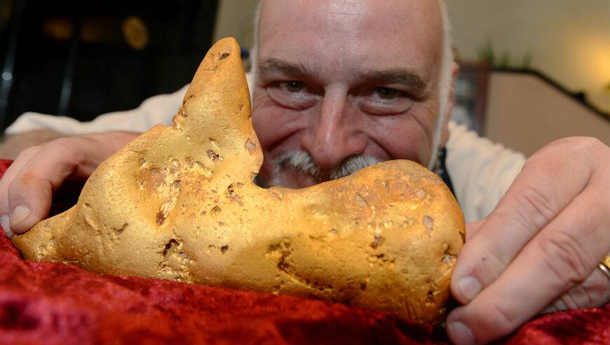 Ballarat Gold Show owner Cordell Kent with the nugget found. PICTURE: KATE HEALY