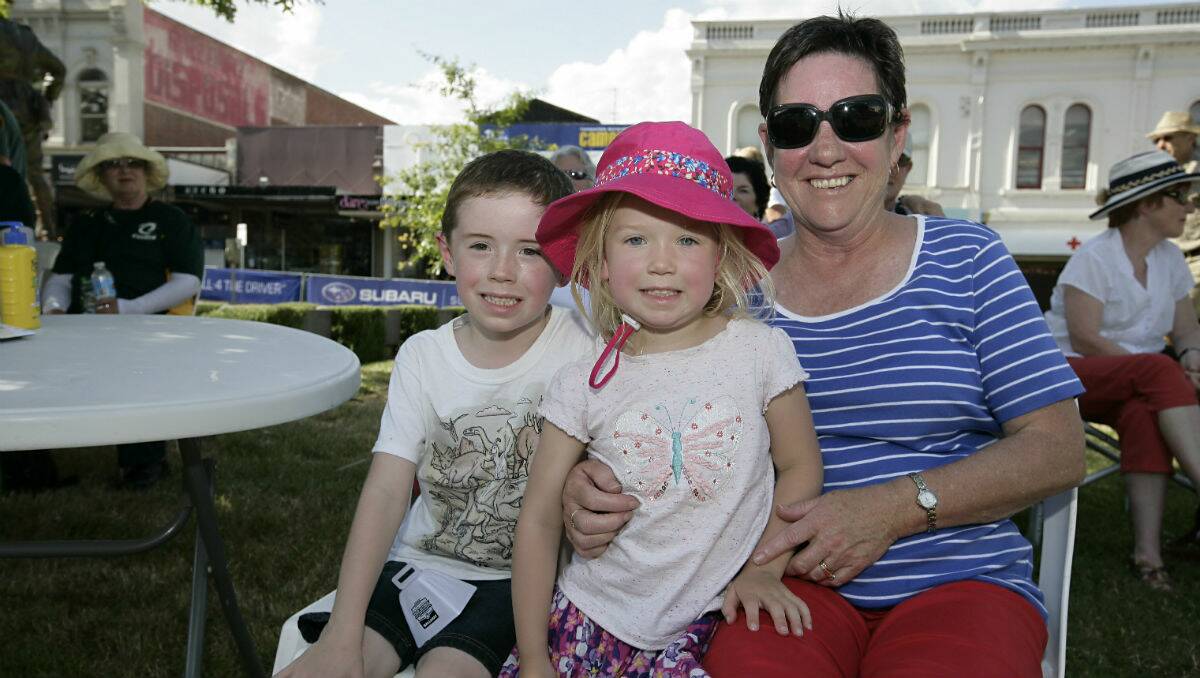 Ethan and Leila Stegehuis with Nita Sharp at the Road National Championships Criterium. PICTURE: CRAIG HOLLOWAY