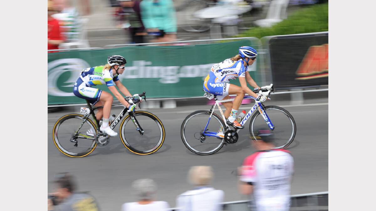 Road race winner Gracie Elvin and Joanne Hogan on the final lap. PICTURE: LACHLAN BENCE
