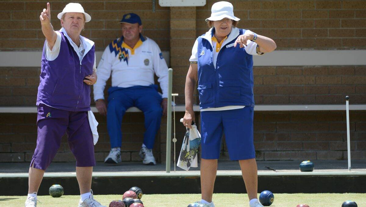 Elise Bennett of Creswick and Trish Speechley of Midlands look over who has the shot during their clubs’ midweek pennant clash. PICTURE: KATE HEALY