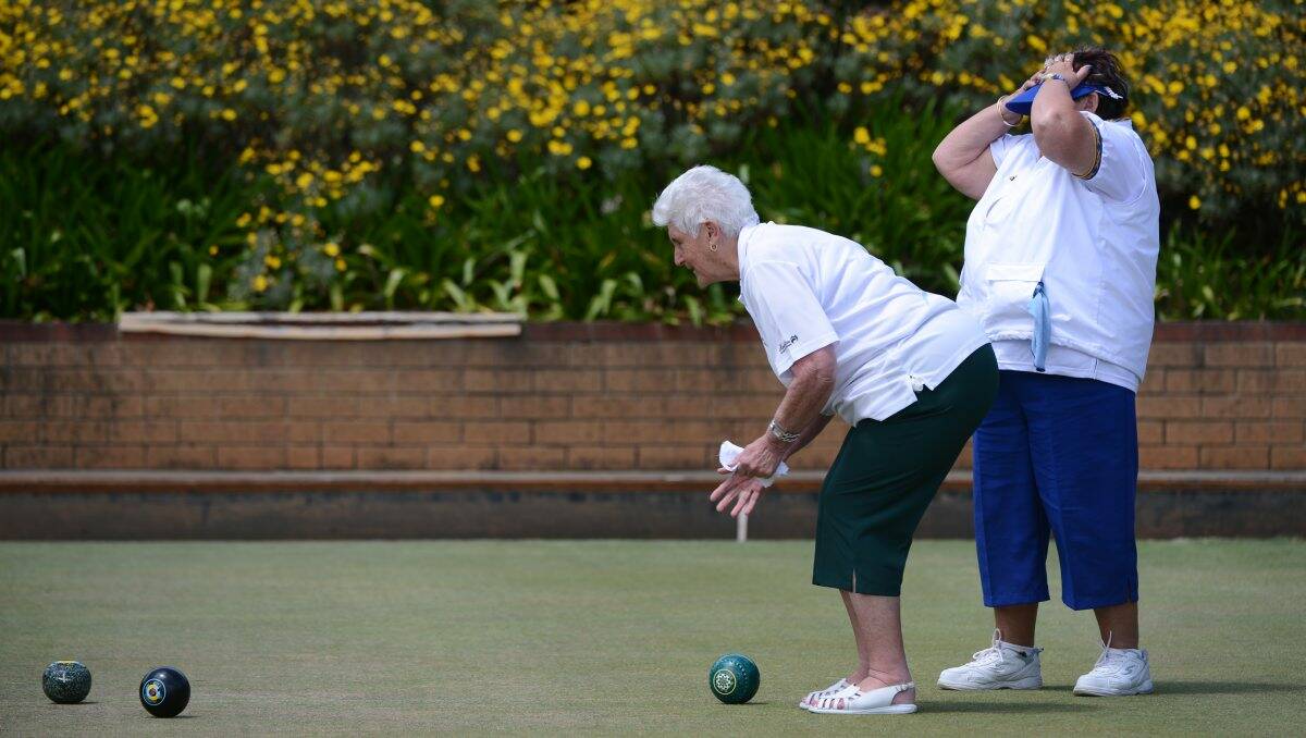 Oh No!: Midlands third player Lorraine Mason, right, watches on as Lyn Lane guides Webbcona’s next bowl.