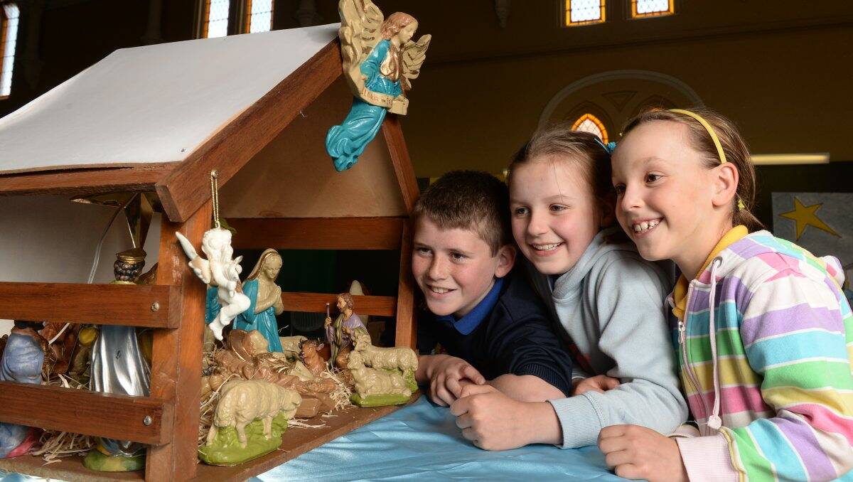 STORY: Kade Winter, 11, Sophie Boyd, 9, and Holly Boyd, 7, take a look at the crib that belonged to their great grandfather. PICTURE: KATE HEALY
